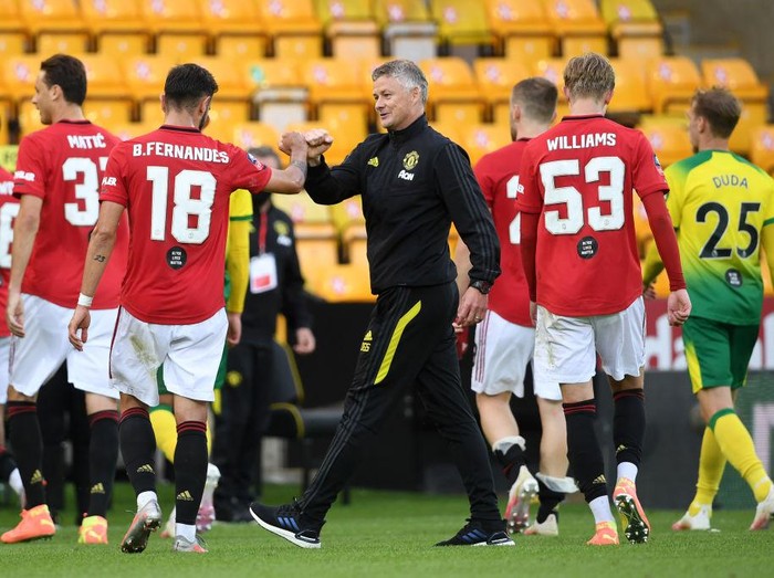 NORWICH, ENGLAND - JUNE 27: Ole Gunnar Solskjaer, Manager of Manchester United interacts with Bruno Fernandes of Manchester United after the FA Cup Quarter Final match between Norwich City and Manchester United at Carrow Road on June 27, 2020 in Norwich, England. (Photo by Joe Giddens/Pool via Getty Images)