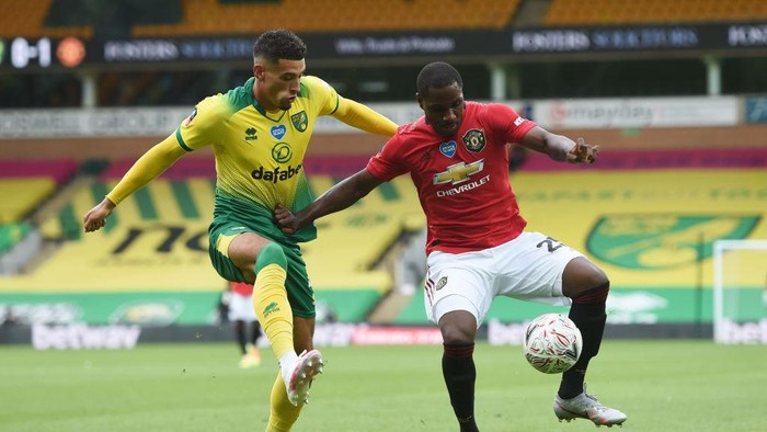 NORWICH, ENGLAND - JUNE 27: Ben Godfrey of Norwich City battles for possession with Odion Ighalo of Manchester United during the FA Cup Quarter Final match between Norwich City and Manchester United at Carrow Road on June 27, 2020 in Norwich, England. (Photo by Joe Giddens/Pool via Getty Images)