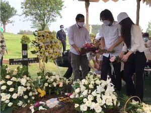Ibu Once Mekel Dimakamkan Satu Liang Lahat dengan Kerangka Suaminya Ibu Once Mekel Dimakamkan Satu Liang Lahat dengan Kerangka Suaminya