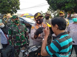 Sambut New Normal, 10 Ribu Masker Dibagikan di Kawasan Wisata Mojokerto