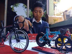 Pemuda di Jombang Raup Omzet Jutaan Rupiah Olah Sampah Kartu Seluler