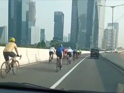 Viral Pesepeda Lintasi JLNT Casablanca, Polisi: Rambunya Sudah Jelas, Dilarang!