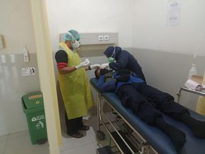 3 Petugas Damkar Makassar Dipukul Warga Saat Bertugas, 1 Korban Kepalanya Robek 3 Petugas Damkar Makassar Dipukul Warga Saat Bertugas, 1 Korban Kepalanya Robek