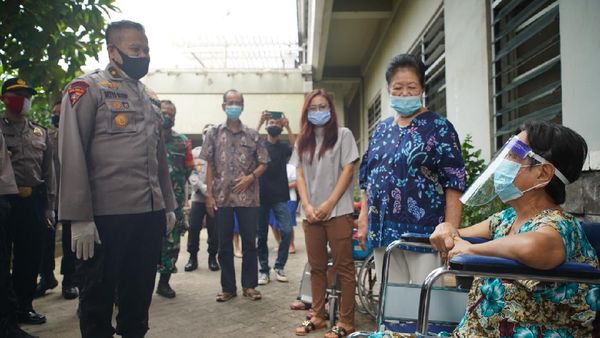 Polri Beri Bantuan ke Penghuni Panti Jompo