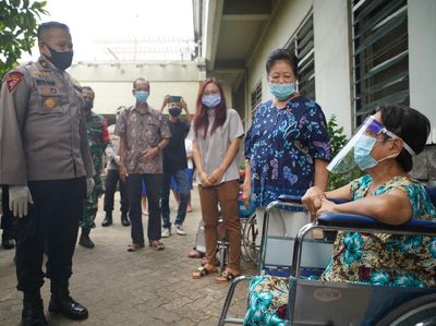 Polri Beri Bantuan ke Penghuni Panti Jompo