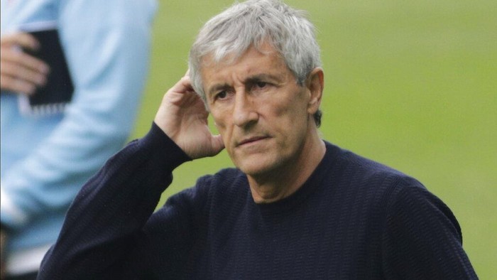 Barcelonas head coach Quique Setien gestures after the Spanish La Liga soccer match between RC Celta and Barcelona at the Balaidos stadium in Vigo, Spain, Saturday, June 27, 2020. (AP Photo/Lalo Villar)