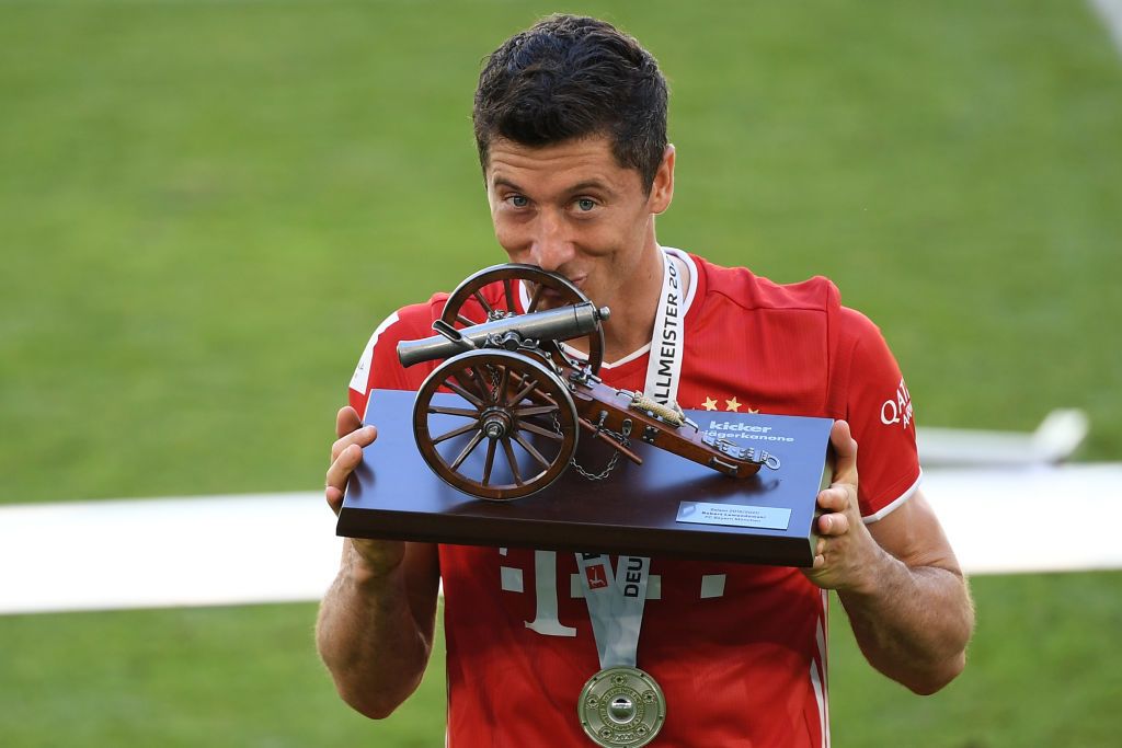 WOLFSBURG, GERMANY - JUNE 27: Robert Lewandowski of Bayern Muenchen kisses the trophy for the top goalscorer of the season after the Bundesliga match between VfL Wolfsburg and FC Bayern Muenchen at Volkswagen Arena on June 27, 2020 in Wolfsburg, Germany. (Photo by Stuart Franklin/Getty Images)
