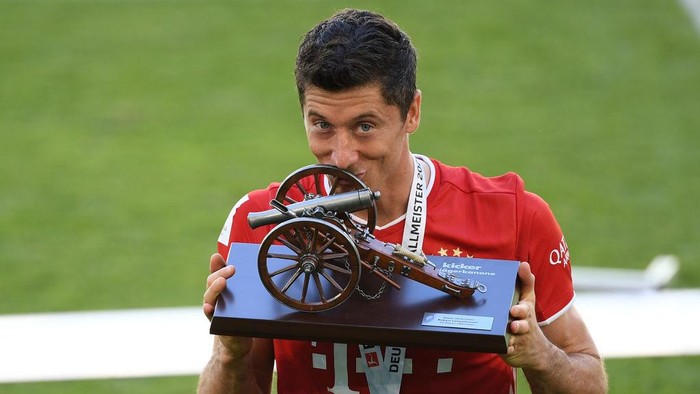 WOLFSBURG, GERMANY - JUNE 27: Robert Lewandowski of Bayern Muenchen kisses the trophy for the top goalscorer of the season after the Bundesliga match between VfL Wolfsburg and FC Bayern Muenchen at Volkswagen Arena on June 27, 2020 in Wolfsburg, Germany. (Photo by Stuart Franklin/Getty Images)