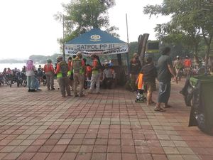 22 Warga Disanksi Bersihkan Jalan karena Tak Pakai Masker di CFD Danau Sunter 22 Warga Disanksi Bersihkan Jalan karena Tak Pakai Masker di CFD Danau Sunter