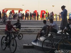Kawasan Pantai Losari Kembali Dipadati Warga, Ada yang Tak Pakai Masker