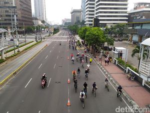 CFD Sudirman-Thamrin Ditiadakan, Warga Manfaatkan Trotoar untuk Olahraga
