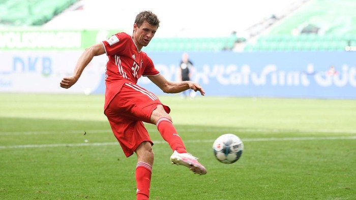 WOLFSBURG, GERMANY - JUNE 27: Thomas Mueller of Muenchen scores his teams fourth goal during the Bundesliga match between VfL Wolfsburg and FC Bayern Muenchen at Volkswagen Arena on June 27, 2020 in Wolfsburg, Germany. (Photo by Stuart Franklin/Getty Images)