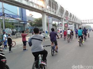 CFD di Jalan Pemuda Jaktim Dibuka, Anak-anak hingga Orang Dewasa Berolahraga