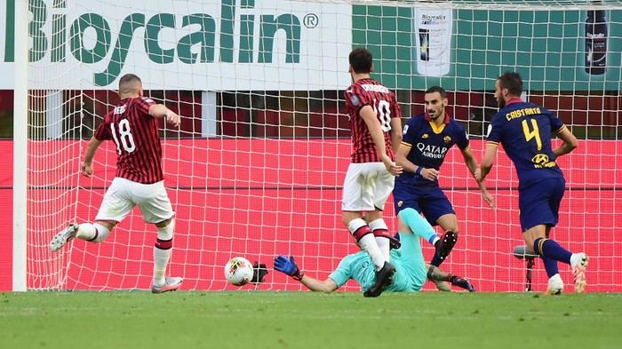 MILAN, ITALY - JUNE 28:  (L)Ante Rebic of AC Milan scores his first goal during the Serie A match between AC Milan and  AS Roma at Stadio Giuseppe Meazza on June 28, 2020 in Milan, Italy.  (Photo by Pier Marco Tacca/Getty Images)