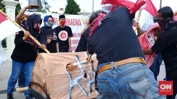 Aksi Bela Martabat Bung Karno sebagai Penggali Pancasila  dan Pemersatu Bangsa oleh Elemen Nasionalis Marhaenis di Daerah Istimewa Yogyakarta (DIY), Senin (29/6), diwarnai dengan pengrusakan simbol Keranda HTI Khilafah.