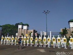 Aksi Tolak Omnibus Law, Puluhan Manekin Demo di Depan DPR