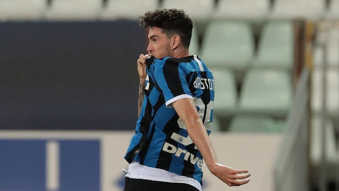 PARMA, ITALY - JUNE 28:  Alessandro Bastoni of FC Internazionale celebrates his goal during the Serie A match between Parma Calcio and FC Internazionale at Stadio Ennio Tardini on June 28, 2020 in Parma, Italy.  (Photo by Emilio Andreoli/Getty Images)