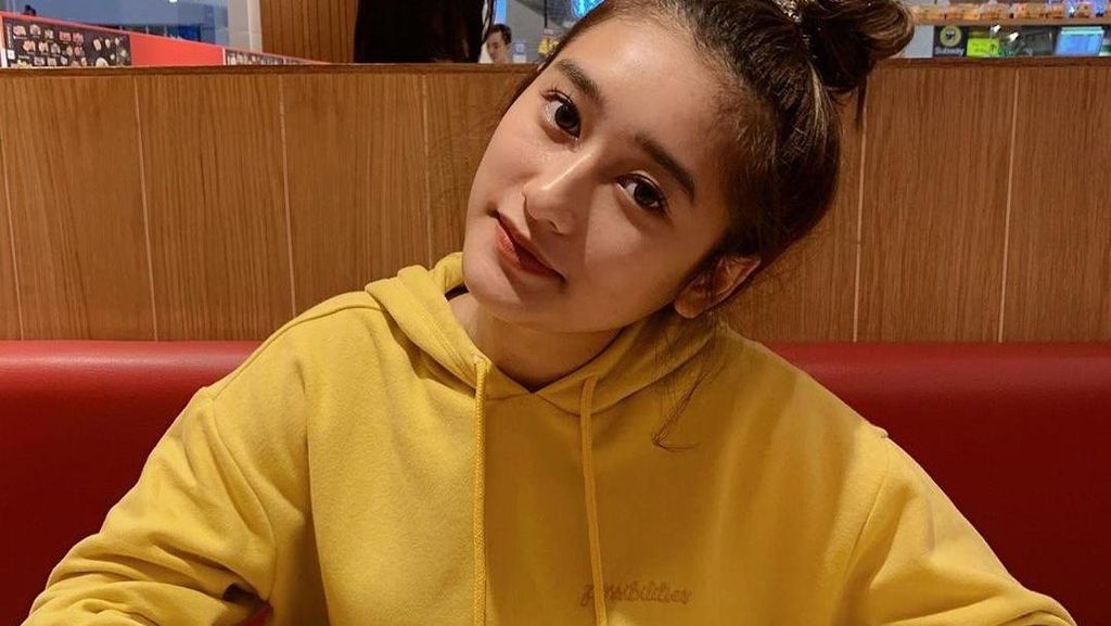 8 Gaya Amanda Caesa, Anak Parto yang Kecantikannya Dipuji Maia Estianty 8 Gaya Amanda Caesa, Anak Parto yang Kecantikannya Dipuji Maia Estianty