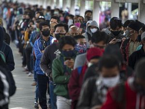 Antrean Pengguna KRL di Sejumlah Stasiun Senin Pagi Ini Antrean Pengguna KRL di Sejumlah Stasiun Senin Pagi Ini