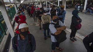 Potret Panjangnya Antrean Penumpang KRL di Stasiun Bogor Tadi Pagi