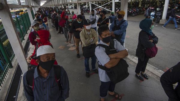 Potret Panjangnya Antrean Penumpang KRL di Stasiun Bogor Tadi Pagi