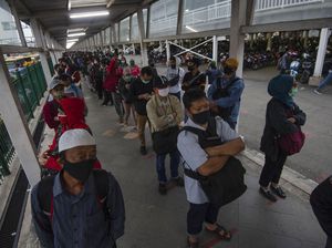 Potret Panjangnya Antrean Penumpang KRL di Stasiun Bogor Tadi Pagi