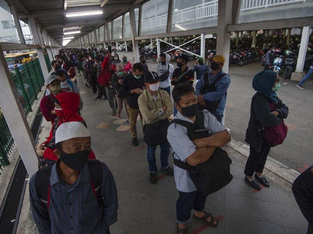 Cegah Antrean di Stasiun KRL, Jam Kerja Karyawan Perlu Diatur Ulang Cegah Antrean di Stasiun KRL, Jam Kerja Karyawan Perlu Diatur Ulang