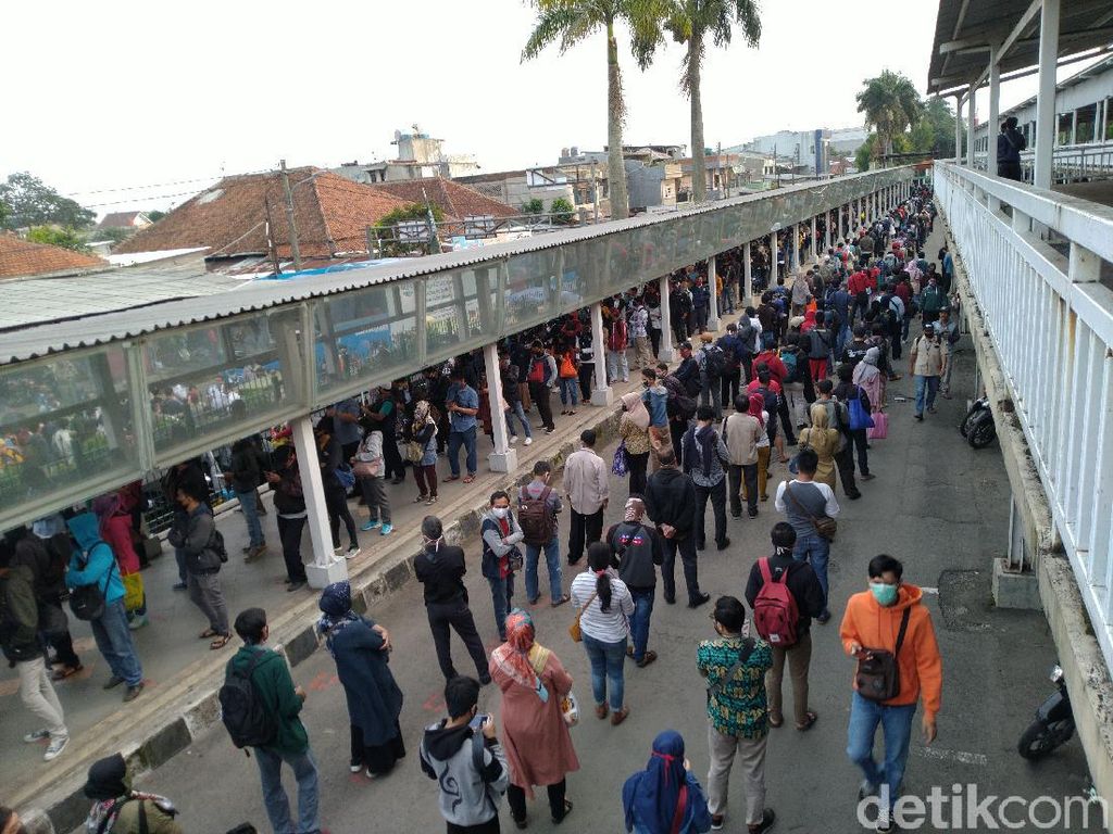 Video Antrean Penumpang di Stasiun Bogor Mengular Video Antrean Penumpang di Stasiun Bogor Mengular