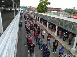 Di Stasiun Bogor, Antrean Penumpang Kereta Mengular sampai ke Parkiran
