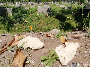 APD Tenaga Medis Bekas Berserakan di Makam, Kepala TPU Merasa Kecolongan APD Tenaga Medis Bekas Berserakan di Makam, Kepala TPU Merasa Kecolongan