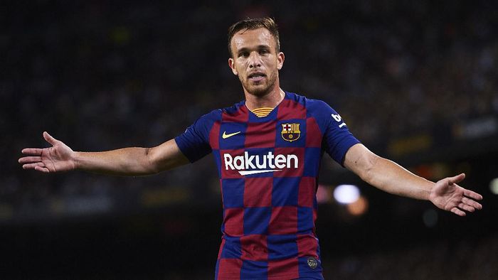 arthur melo barcelona laliga liga spanyol BARCELONA, SPAIN - OCTOBER 06: Arthur Melo of FC Barcelona looks on during the Liga match between FC Barcelona and Sevilla FC at Camp Nou on October 06, 2019 in Barcelona, Spain. (Photo by Aitor Alcalde/Getty Images)