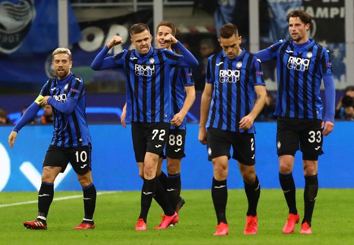 Atalanta MILAN, ITALY - FEBRUARY 19: Josip Ilicic (2nd L) of Atalanta celebrates his goal with his team-mates during the UEFA Champions League round of 16 first leg match between Atalanta and Valencia CF at San Siro Stadium on February 19, 2020 in Milan, Italy. (Photo by Marco Luzzani/Getty Images)
