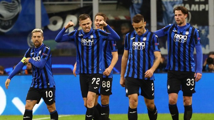 MILAN, ITALY - FEBRUARY 19:  Josip Ilicic (2nd L) of Atalanta celebrates his goal with his team-mates during the UEFA Champions League round of 16 first leg match between Atalanta and Valencia CF at San Siro Stadium on February 19, 2020 in Milan, Italy.  (Photo by Marco Luzzani/Getty Images)