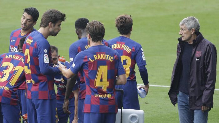 Barcelonas head coach Quique Setien, right, stands next to his players during a Spanish La Liga soccer match between RC Celta and Barcelona at the Balaidos stadium in Vigo, Spain, Saturday, June 27, 2020. (AP Photo/Lalo Villar)