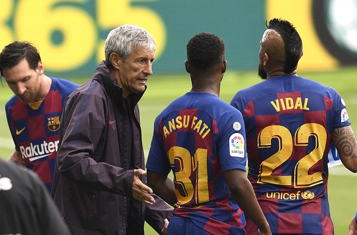 VIGO, SPAIN - JUNE 27:  Quique Setien, Head Coach of FC Barcelona speaks with Ansu Fati and Arturo Vidal of FC Barcelona at the water break during the Liga match between RC Celta de Vigo and FC Barcelona at Abanca-Balaídos on June 27, 2020 in Vigo, Spain. (Photo by Octavio Passos/Getty Images)