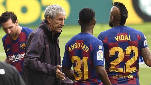 VIGO, SPAIN - JUNE 27:  Quique Setien, Head Coach of FC Barcelona speaks with Ansu Fati and Arturo Vidal of FC Barcelona at the water break during the Liga match between RC Celta de Vigo and FC Barcelona at Abanca-Balaídos on June 27, 2020 in Vigo, Spain. (Photo by Octavio Passos/Getty Images)
