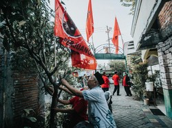 Kader Banteng Surabaya Kibarkan Bendera PDIP di Rumah dan Kampung