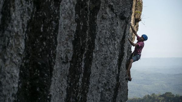 Berlatih Panjat Tebing di Gunung Api Purba