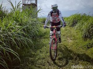 Cerita Srikandi Gowes di Tanjakan Langit Gunung Puntang