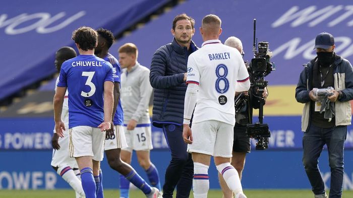 Chelsea LEICESTER, ENGLAND - JUNE 28: Frank Lampard, Manager of Chelsea speaks with Ross Barkley of Chelsea after the FA Cup Fifth Quarter Final match between Leicester City and Chelsea FC at The King Power Stadium on June 28, 2020 in Leicester, England. (Photo by Tim Keeton/Pool via Getty Images)