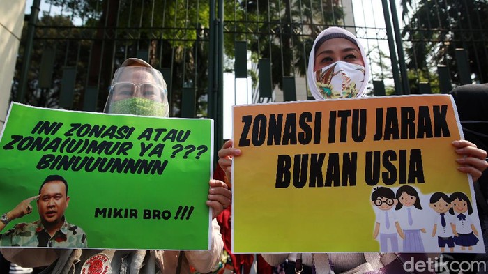 Para orang tua dan wali murid berunjukrasa di depan Kemendikbud, Jakarta, Senin (29/06/020). Mereka menolak penerapan juknis PPDB DKI Jakarta yang berdasarkan usia.