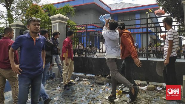 Demonstrasi penolakan tenaga kerja asing (TKA) asal China kembali berlanjut, Senin (29/6). Massa yang mengatasnamakan diri Aliansi Persatuan Pemuda Mahasiswa Sulawesi Tenggara Bergerak menggelar demo di Kantor Imigrasi Kelas IA Kendari.