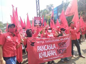 Orasi Massa PDIP Tangsel Saat Long March: Tangkap Pembakar Bendera Partai