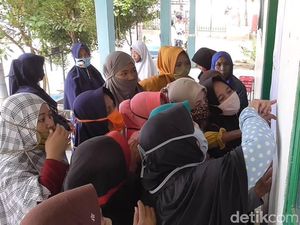 Abai Protokol COVID-19, Emak-emak di Sulbar Berdesakan Lihat Kelulusan Siswa Abai Protokol COVID-19, Emak-emak di Sulbar Berdesakan Lihat Kelulusan Siswa