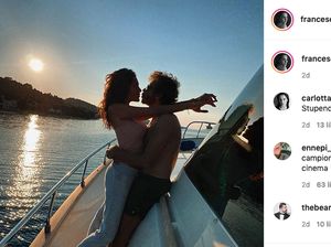 Mengintip Liburan Mesra Valentino Rossi Bersama Pacar Seksinya Mengintip Liburan Mesra Valentino Rossi Bersama Pacar Seksinya