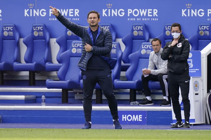 LEICESTER, ENGLAND - JUNE 28: Frank Lampard, Manager of Chelsea gives his team instructions  during the FA Cup Fifth Quarter Final match between Leicester City and Chelsea FC at The King Power Stadium on June 28, 2020 in Leicester, England. (Photo by Tim Keeton/Pool via Getty Images)