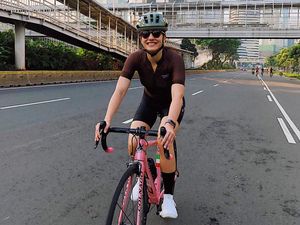 9 Gaya Artis Indonesia Naik Sepeda, Ada yang Harganya Puluhan Juta Rupiah 9 Gaya Artis Indonesia Naik Sepeda, Ada yang Harganya Puluhan Juta Rupiah