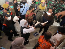 Gubernur Khofifah Bagikan Masker Bantuan dari Presiden