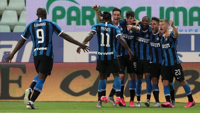 PARMA, ITALY - JUNE 28:  Alessandro Bastoni of FC Internazionale celebrates his goal with his team-mates during the Serie A match between Parma Calcio and FC Internazionale at Stadio Ennio Tardini on June 28, 2020 in Parma, Italy.  (Photo by Emilio Andreoli/Getty Images)