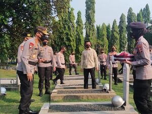 HUT Bhayangkara ke-74, Kapolri Ziarah ke TMP Kalibata